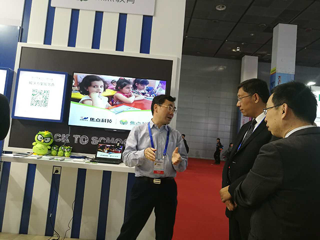 焦点科技总裁沈锦华向来宾介绍焦点教育产品