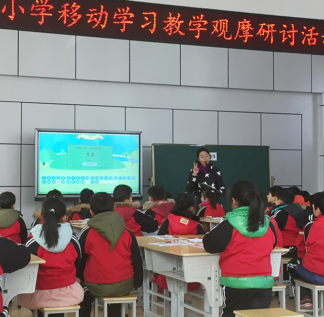 曹茜老师使用焦点智慧教室的投票功能，帮助孩子们牢记知识点.jpg